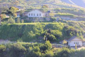 恩塞纳达港Casa de campo en la montaña (incluye 2 cabañas)的山边的房子