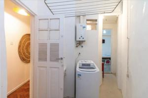 里约热内卢Apt Charmoso 3 Quartos Gavea的一间有白色门的房间,一个垃圾桶