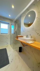 扎科帕内Apartament Podwika的白色的浴室设有水槽和镜子