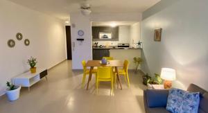普拉亚布兰卡PlayaBlanca Ocean Blue "Vista al Mar"的客厅配有桌子和黄色椅子