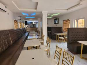 AbeokutaB&Y ROYAL BAR & LOUNGE ADIGBE ROAD ABEOKUTA NEAR ADIGBE POLICE STATION AFTER PANSEKE的一间带沙发和桌椅的餐厅