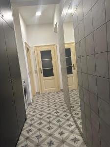 布拉格Byt ve městě Praha 2的浴室内铺有瓷砖地板的走廊