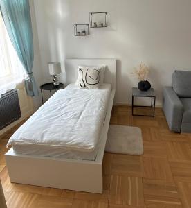 布拉格Byt ve městě Praha 2的卧室配有白色的床和沙发