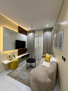 莱基KADAL IN LEKKI的客厅设有大沙发和电视