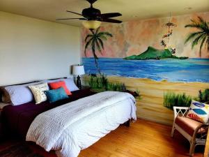 UalapueOceanfront true 2 bedroom w/lanai on Molokai的一间卧室配有一张壁画床