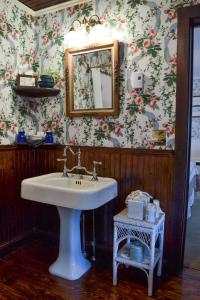 巴港Black Friar Inn and Pub的浴室设有白色水槽和花卉壁纸