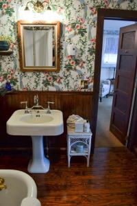 巴港Black Friar Inn and Pub的一间带水槽和镜子的浴室