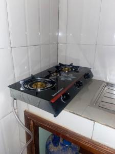瓦加杜古Independent apartment in a villa的小厨房配有黑炉