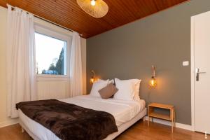 克松吕-隆日梅la grande cabane du Blanc Ruxel的一间卧室设有一张大床和窗户