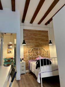 巴塞罗那Bonito apartamento en zona centrica de Barcelona的一间卧室设有一张床和砖墙