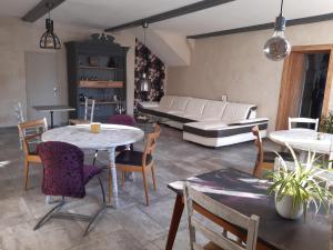 拉图多韦尔尼Manoir Saint-Pardoux 63680的客厅配有两张桌子和一张沙发