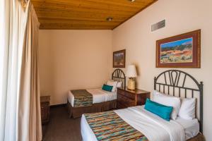塞多纳Arroyo Roble Resort at Oak Creek的酒店客房设有两张床和窗户。