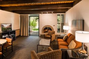 塞多纳Arroyo Roble Resort at Oak Creek的带沙发和壁炉的客厅