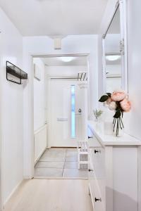 图尔库Cozy 93m² Townhouse with Large Terrace & Sauna的白色的走廊,有门和花瓶