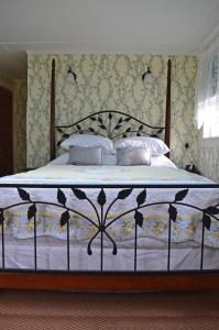 巴港Black Friar Inn and Pub的卧室配有一张带白色床单和枕头的大床。