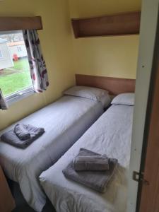 考斯31 Beachlands的带窗户的客房内设有两张单人床。