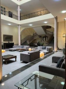 圣路易斯波托西旧金山酒店的带沙发和楼梯的大型客厅