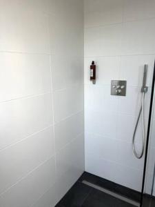 奥伯豪森Wohnung am CentrO!的一间带淋浴的浴室,配有白色的墙壁