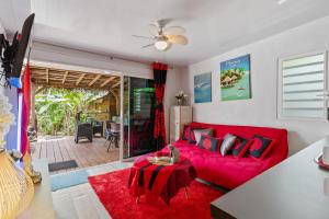 莫雷阿Fare Oaoa Haapiti的客厅配有红色的沙发和桌子
