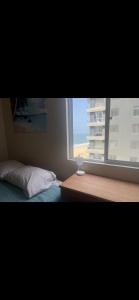 利马Panoramic Condominio的一间卧室设有一张床和一个美景窗户。