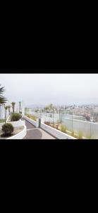利马Panoramic Condominio的一张黑白的城市景观照片