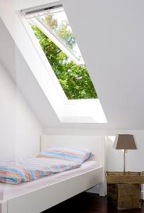 朗斯多夫SEEBADHOF - Landhaus Kaiser的白色客房的一张床位,设有天窗