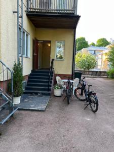 玛丽港Gästhem Neptun的停放在大楼前的两辆自行车