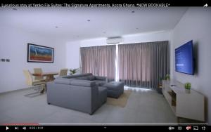 阿克拉Yenko Fie Suites: The Signature Apartments, Accra Ghana的客厅配有沙发和桌子