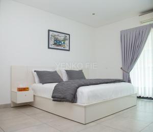 阿克拉Yenko Fie Suites: The Signature Apartments, Accra Ghana的白色客房内的一张白色床,