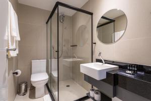 圣保罗House of Charlie Vila Mariana的一间带卫生间、水槽和镜子的浴室