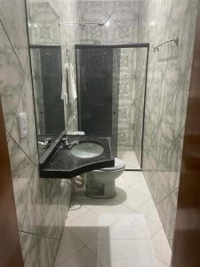 北茹阿泽鲁Hotel Shalom的一间带水槽和卫生间的浴室
