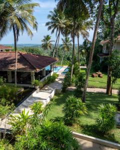 高尔Tabula Rasa Resort & Spa的棕榈树度假村的空中景致
