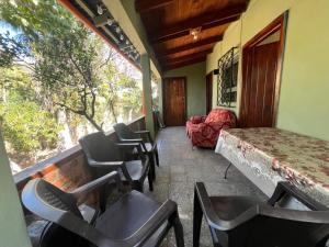 帕纳哈切尔Cabaña de Atitlan的配有椅子和桌子的房间以及窗户
