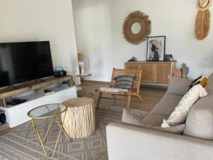 拉特里尼泰Villa Cannelle -charmante et tout confort的带沙发和平面电视的客厅