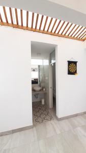蓬塔内格拉CASA DE PLAYA Todo el año的客房设有带水槽和镜子的浴室