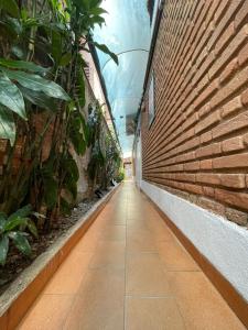 圣保罗Hospedagem Riccetti´s - Consulado Americano的砖墙建筑中的走道