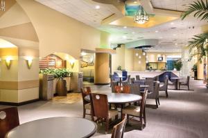 代托纳海滩Club Wyndham Ocean Walk的一间带桌椅的餐厅和一间酒吧