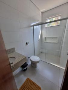 锡诺普Casa Nova com Suíte!的白色的浴室设有卫生间和淋浴。