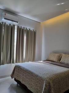 锡诺普Casa Nova com Suíte!的一间卧室配有床和带窗帘的窗户