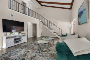 彭萨科拉Quiet Home, Perdido-Orange Bch, Golf View 3BR-2BT的带沙发和电视的客厅