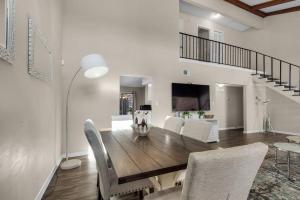 彭萨科拉Quiet Home, Perdido-Orange Bch, Golf View 3BR-2BT的一间带木桌和椅子的用餐室
