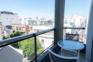 布宜诺斯艾利斯Alucinante studio! Centrico Moderno con balcon, apto 3 personas 71的市景阳台配有桌子