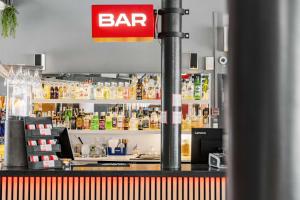 阿兰达Aiden by Best Western Stockholm Arlanda Airport的吧台上带有标志的酒吧