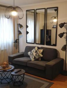 奥维多Apartamento "Los Prados" wifi y parking的带沙发和镜子的客厅