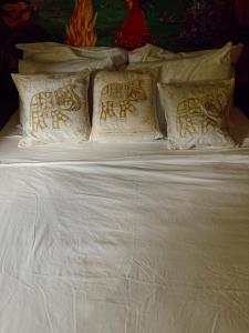埃尔巴列德安通Casa Grimaldo的一张带白色床单和枕头的床