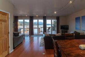 MendenhavenFamily Getaway in Juneau Unforgettable Ocean Views的客厅配有沙发、椅子和电视