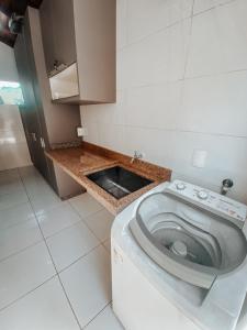 弗洛里亚诺波利斯Morada da Lagoinha的一间位于客房内的白色卫生间的浴室