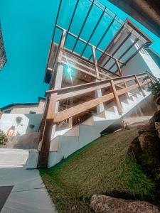 弗洛里亚诺波利斯Morada da Lagoinha的楼梯,位于一栋带窗户的建筑内