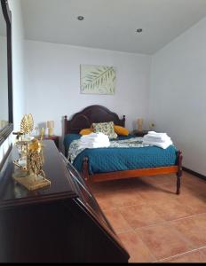 FeteiraApartamento Bela Vista Ilha Terceira的一间卧室配有一张床和一张桌子