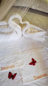 圣维森特Dreamer Resort的床上的一组毛巾和蝴蝶